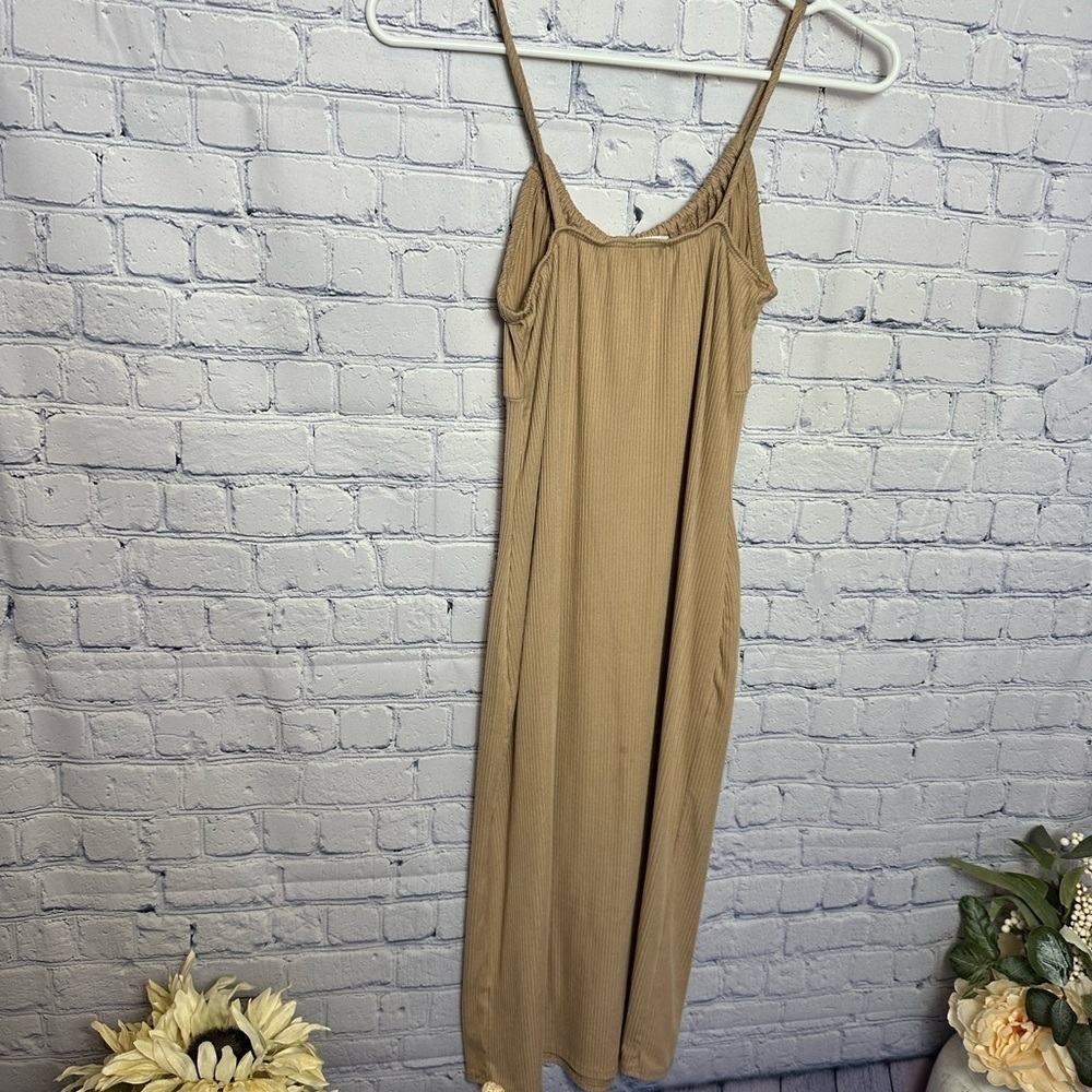 Adorable tan ribbed midi dress - Picture 3 of 4